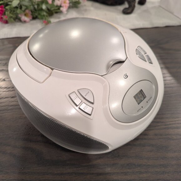 GPX BC111W Boombox CD Player AM/FM Radio AC/DC Dual Power Audio In Mp3 iPhones - Picture 2 of 9